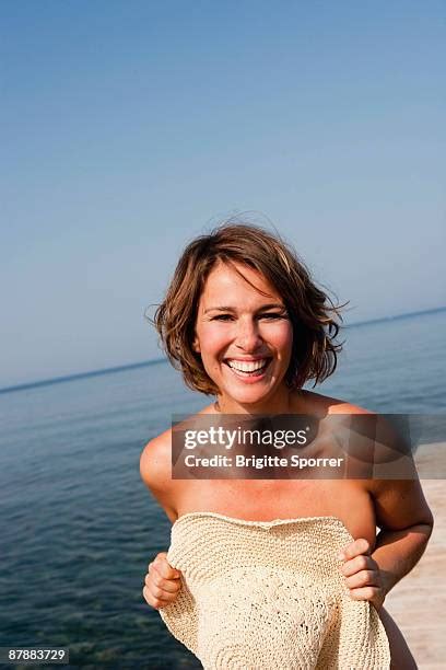 mujeres enseñando las chichis|2.806 Pechos De Mujer Playa Stock Photos, High